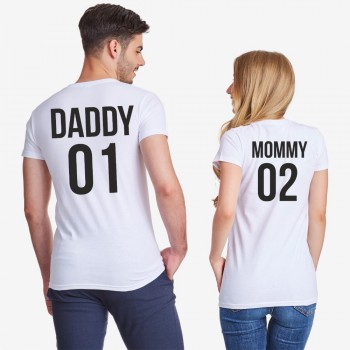 Majice za parove u crnoj ili bijeloj boji Daddy 01 i Mommy 02 Majice za parove u crnoj ili bijeloj boji Daddy 01 i Mommy 02